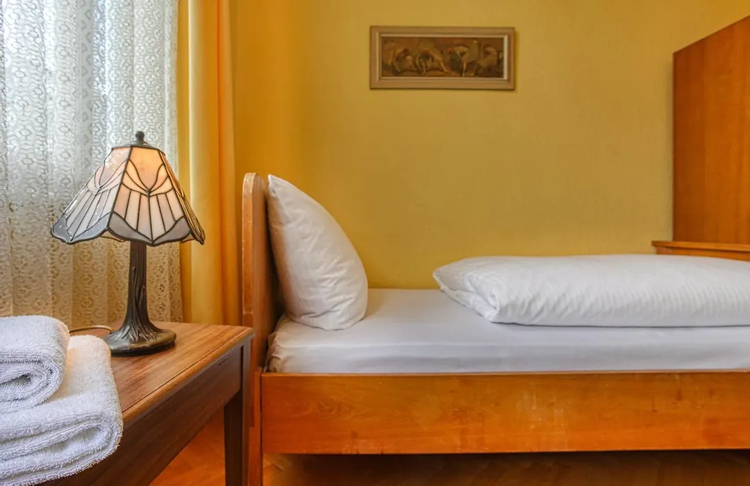 Hotel Carlton-1