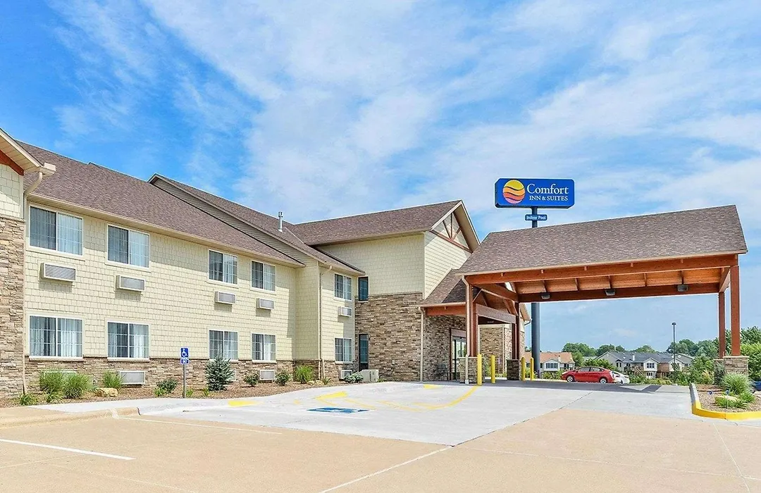 Comfort Inn & Suites Riverview Near Davenport And I-80-1