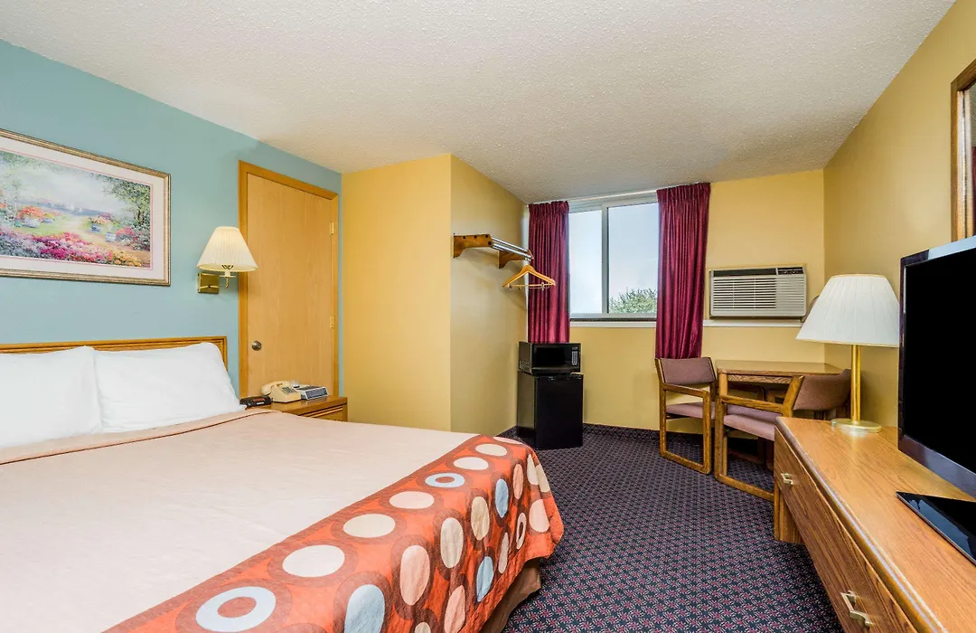 Super 8 By Wyndham Fergus Falls-1