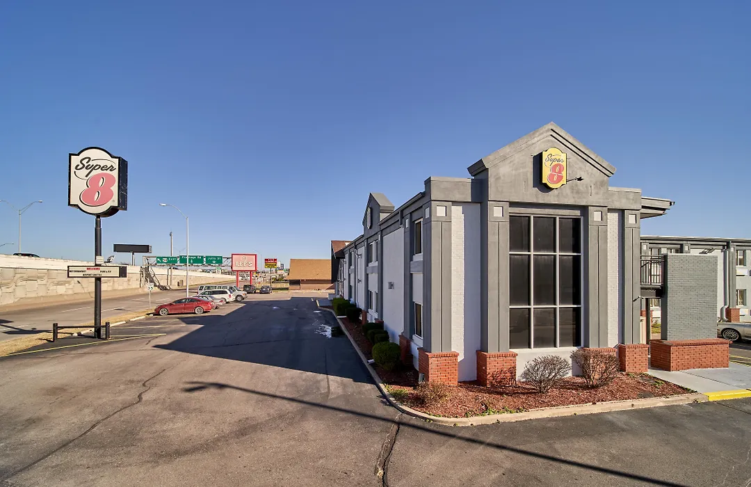Super 8 By Wyndham Wichita Airport West Kellogg-1