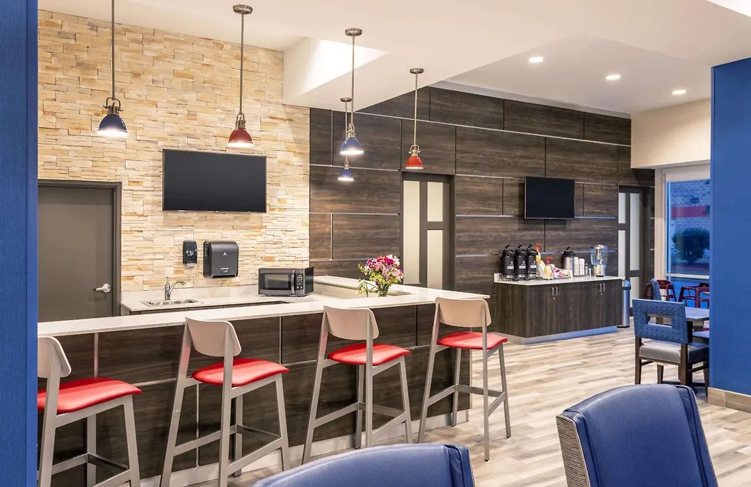 La Quinta Inn And Suites By Wyndham Bloomington-1