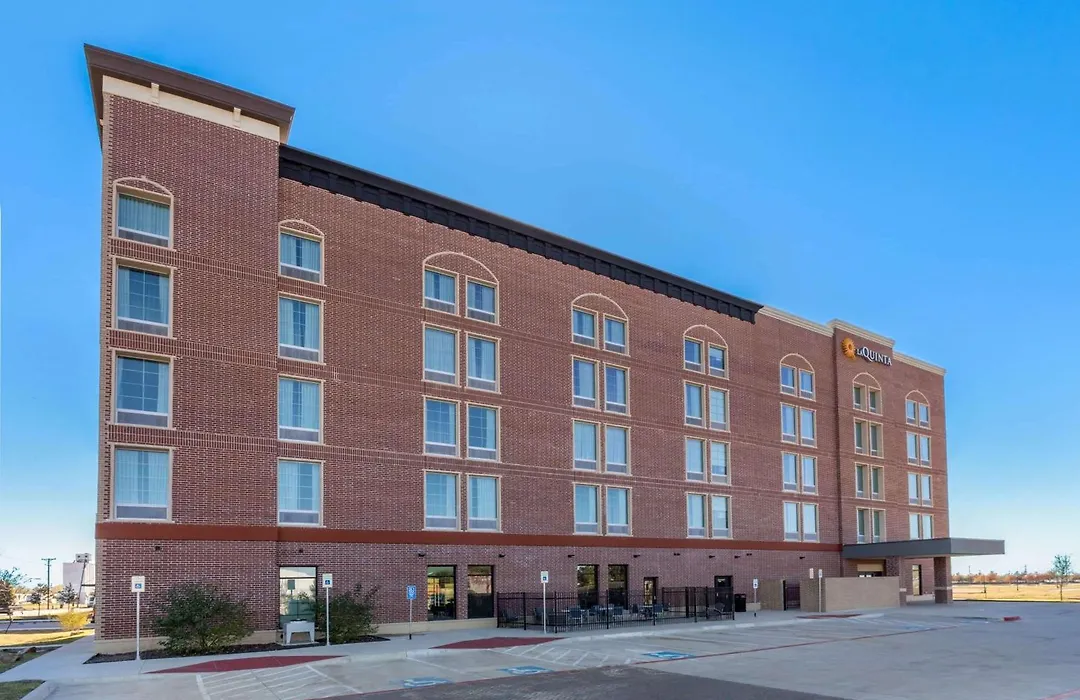La Quinta Inn & Suites By Wyndham Dallas - Frisco Stadium-1
