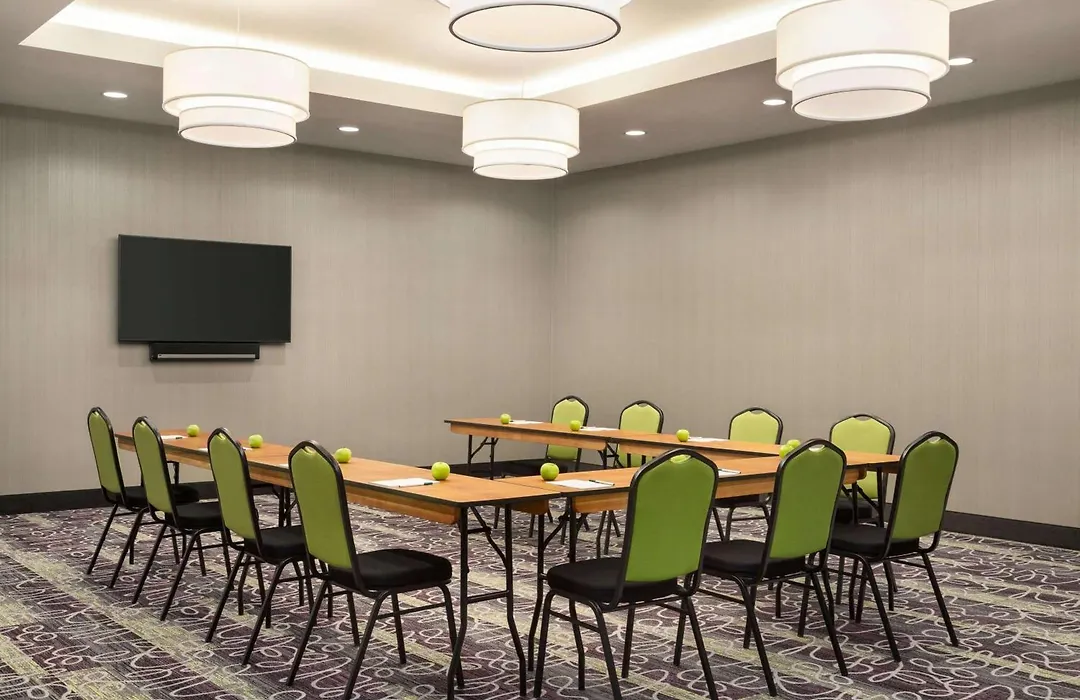 La Quinta Inn & Suites By Wyndham Burlington-1