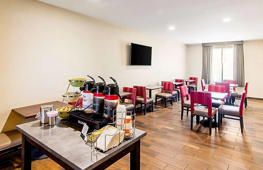 Quality Inn & Suites Near Tanger Outlet Mall-1