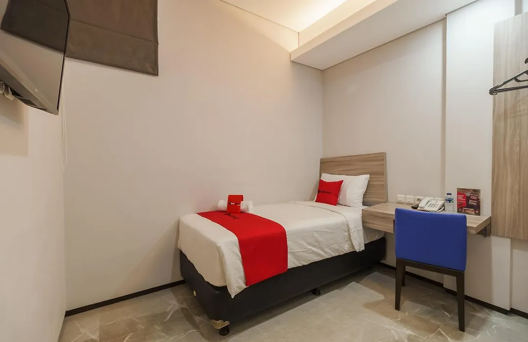 Reddoorz Plus Near Senayan City-1