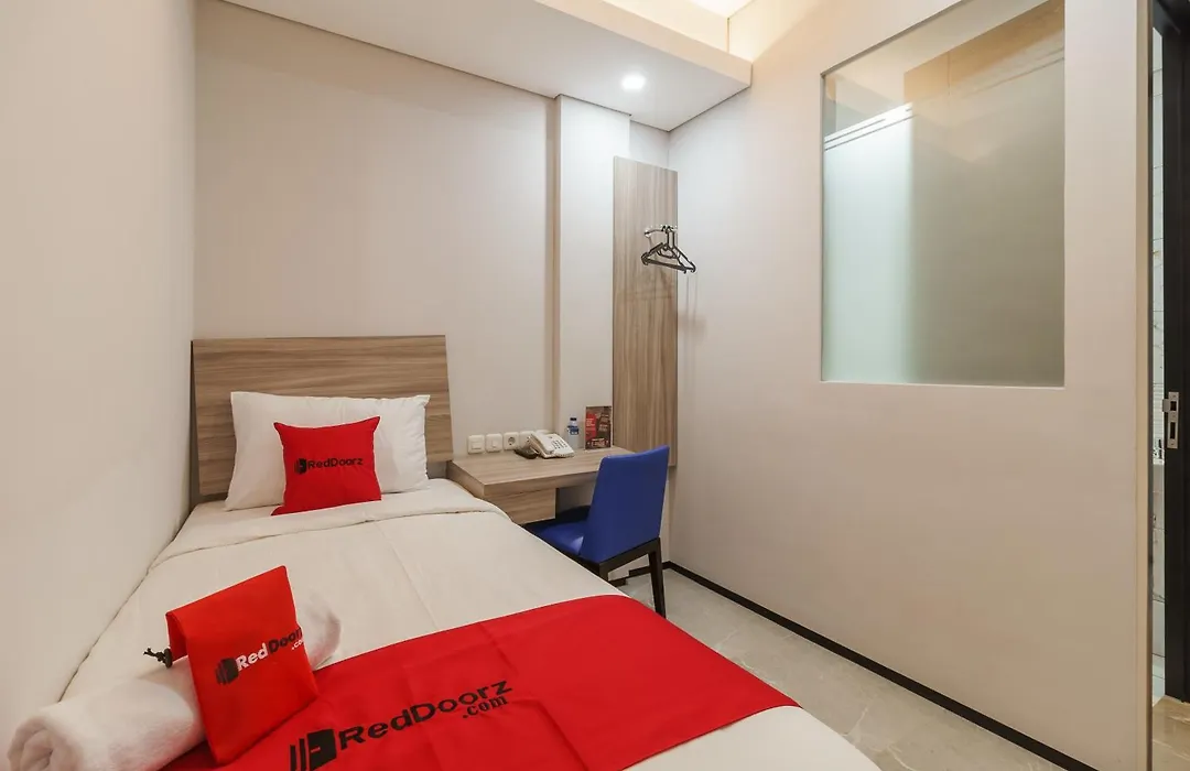 Reddoorz Plus Near Senayan City-1