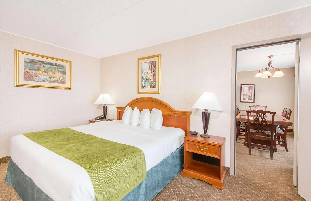 Ramada By Wyndham Cumberland Downtown-1