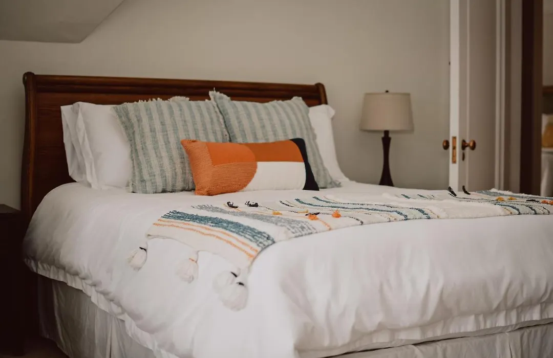 Hill Road Manor Bed & Breakfast-1