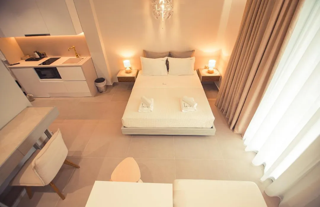 Io Luxury Pool & Hot Tub Suites-1