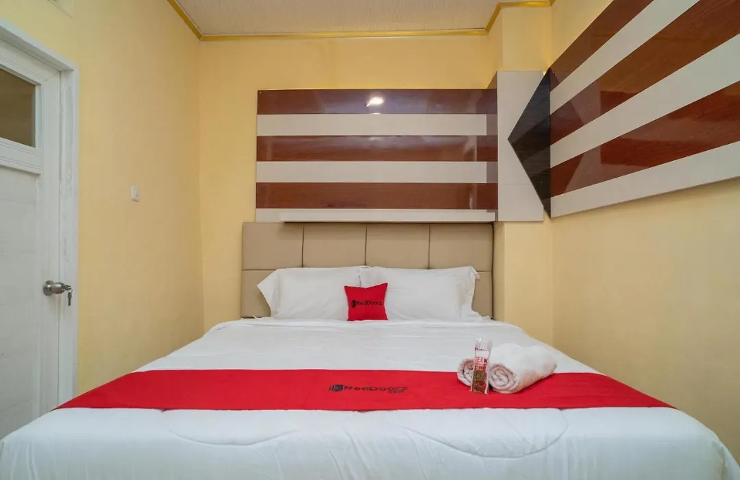 RedDoorz Plus Syariah near Pasar Turi-1