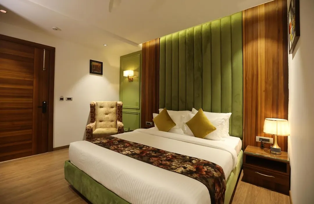 Royal Lalit Grand Hotel-1