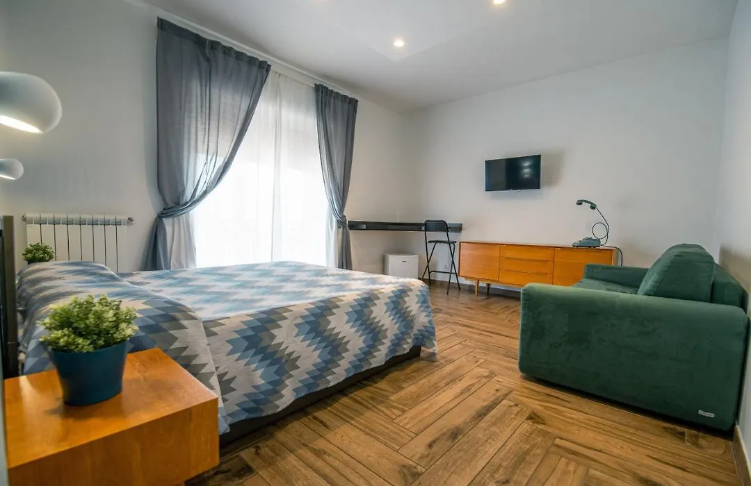 Hub Ferroviario - 12 Posti Letto Per Il Tuo Gruppo A Napoli Con Wifi E Netflix-1