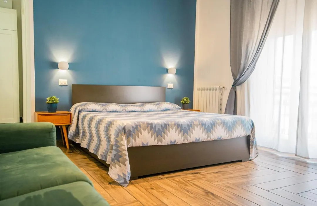 Hub Ferroviario - 12 Posti Letto Per Il Tuo Gruppo A Napoli Con Wifi E Netflix-1