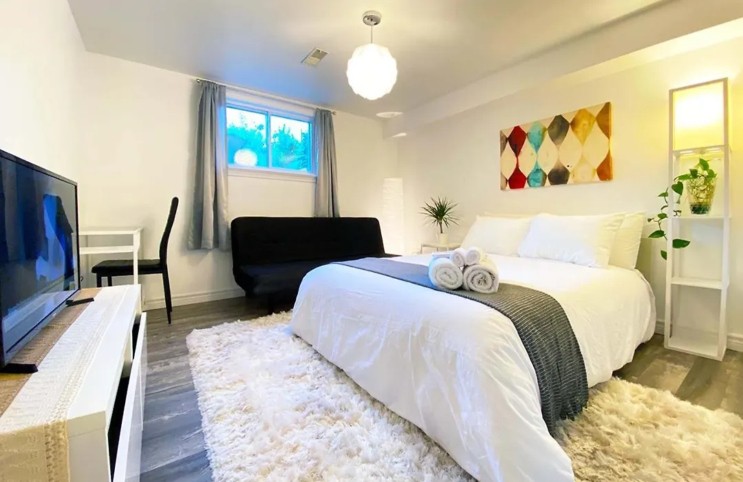 Toronto Bed & Breakfast - Free Parking-1
