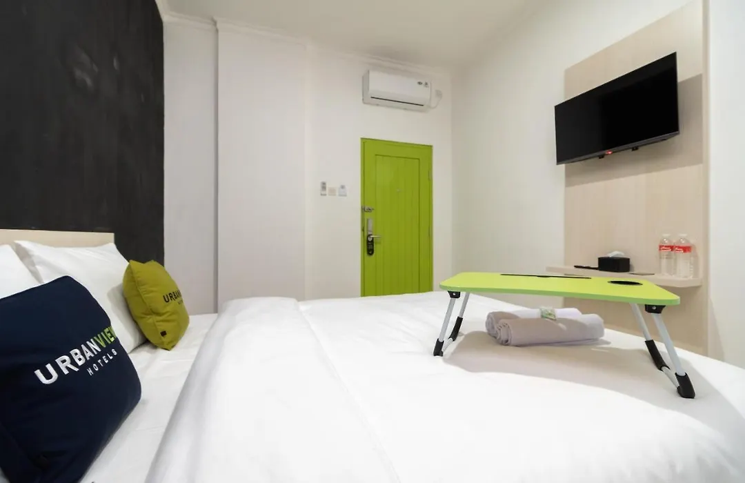 Urbanview Hotel Bizhome Artha Gading Boulevard By Reddoorz-1