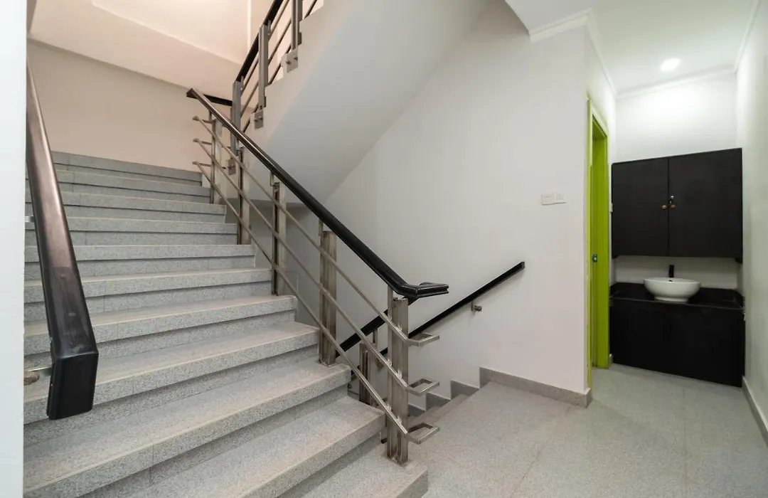 Urbanview Hotel Bizhome Artha Gading Boulevard By Reddoorz-1