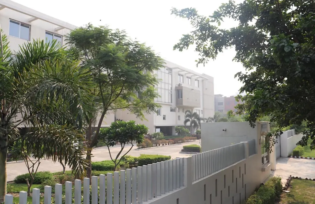 Faculty House- Cosy Lounge Near Expo Mart-1