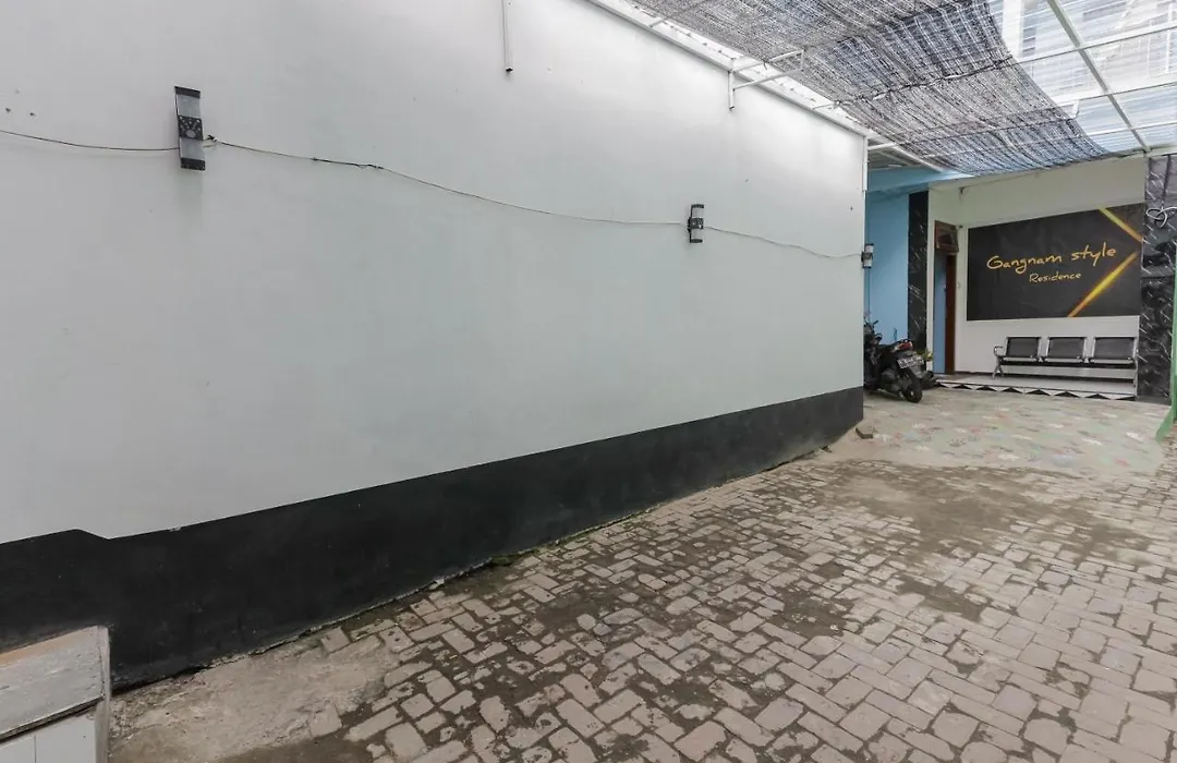 RedDoorz near Mayapada Hospital Surabaya-1