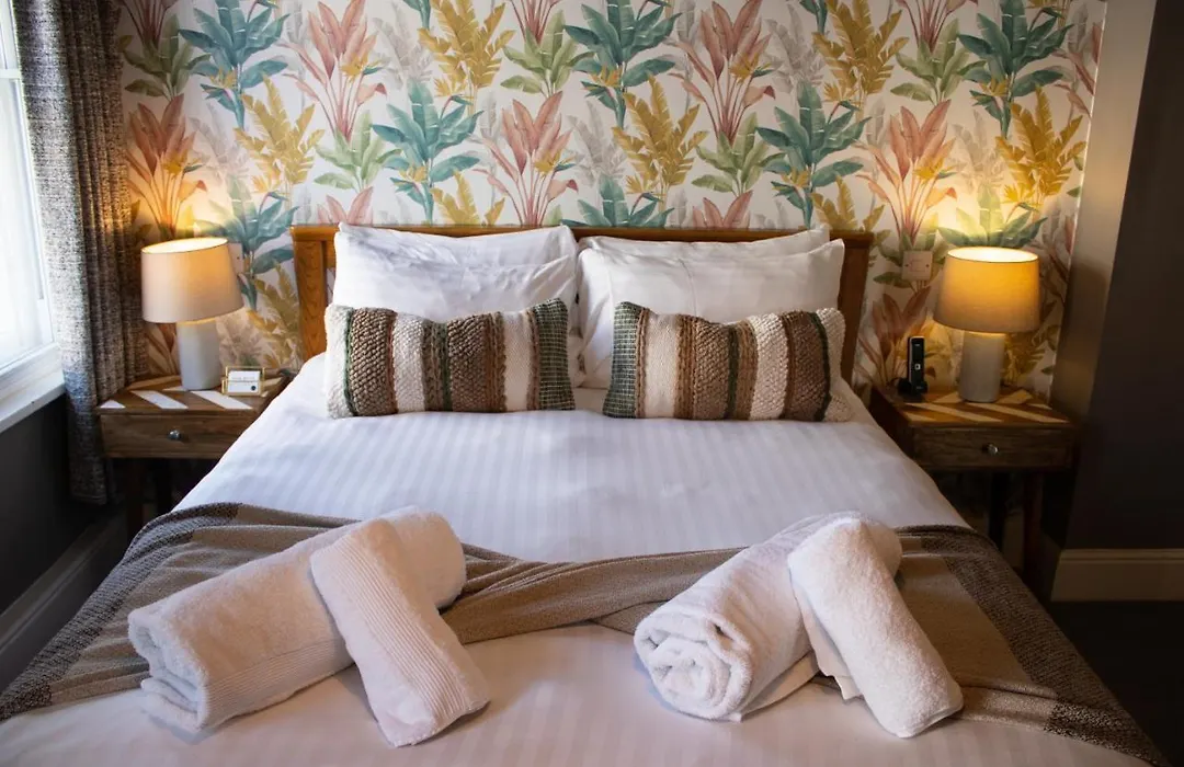 The Wheatsheaf Pub, Kitchen & Rooms-1