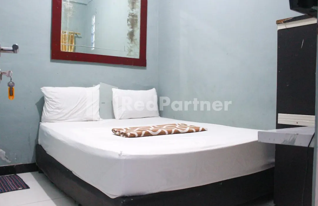Snow White Residence Near Grogol Mitra Reddoorz-1