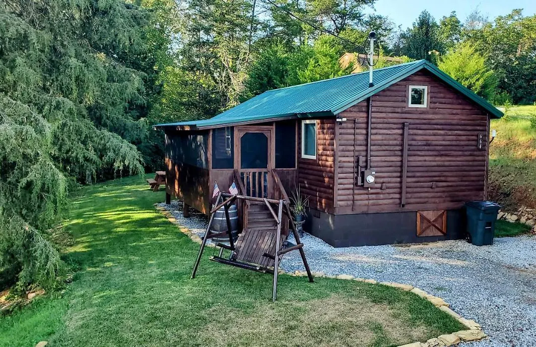 Secluded Honey Bear Log Cabin-1