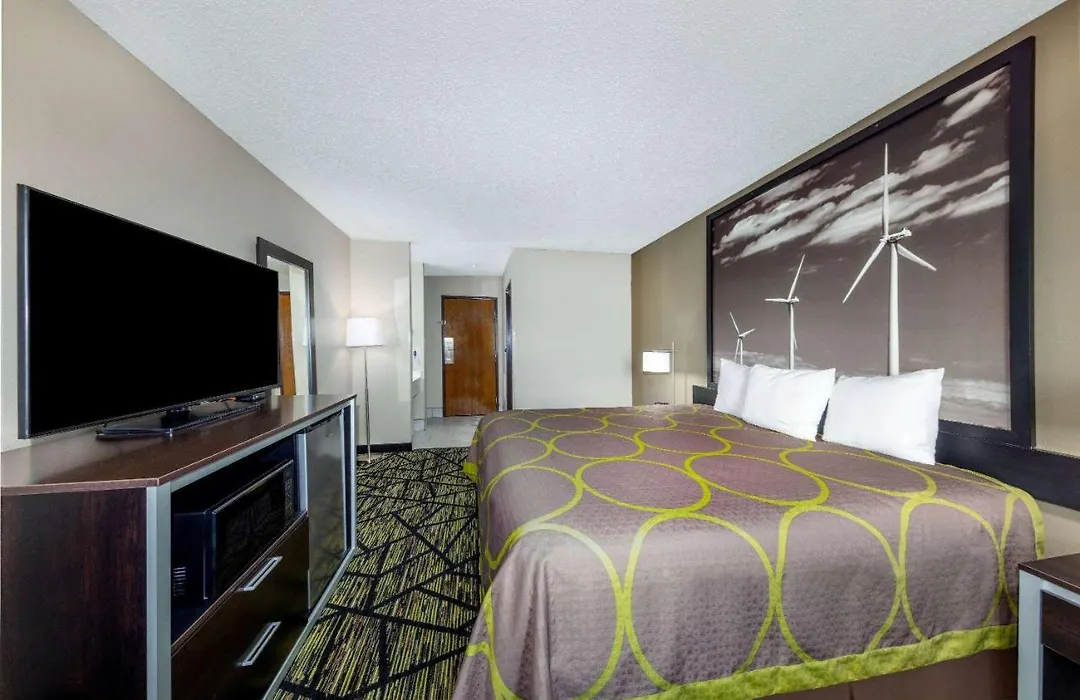 Super 8 By Wyndham Pratt-1