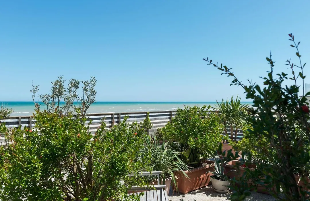 Kiss Beachfront Hotel&Restaurant-1