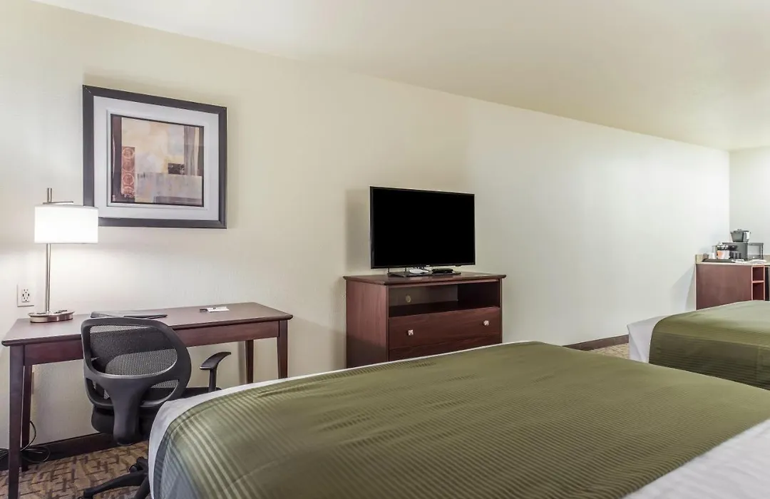 Cobblestone Hotel & Suites - Hutchinson-1