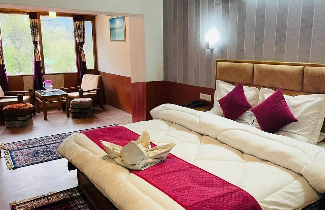 !!! Hotel Hilltop At Mall Road Manali !!! With Open Terrace !! Family Hotel !!-1