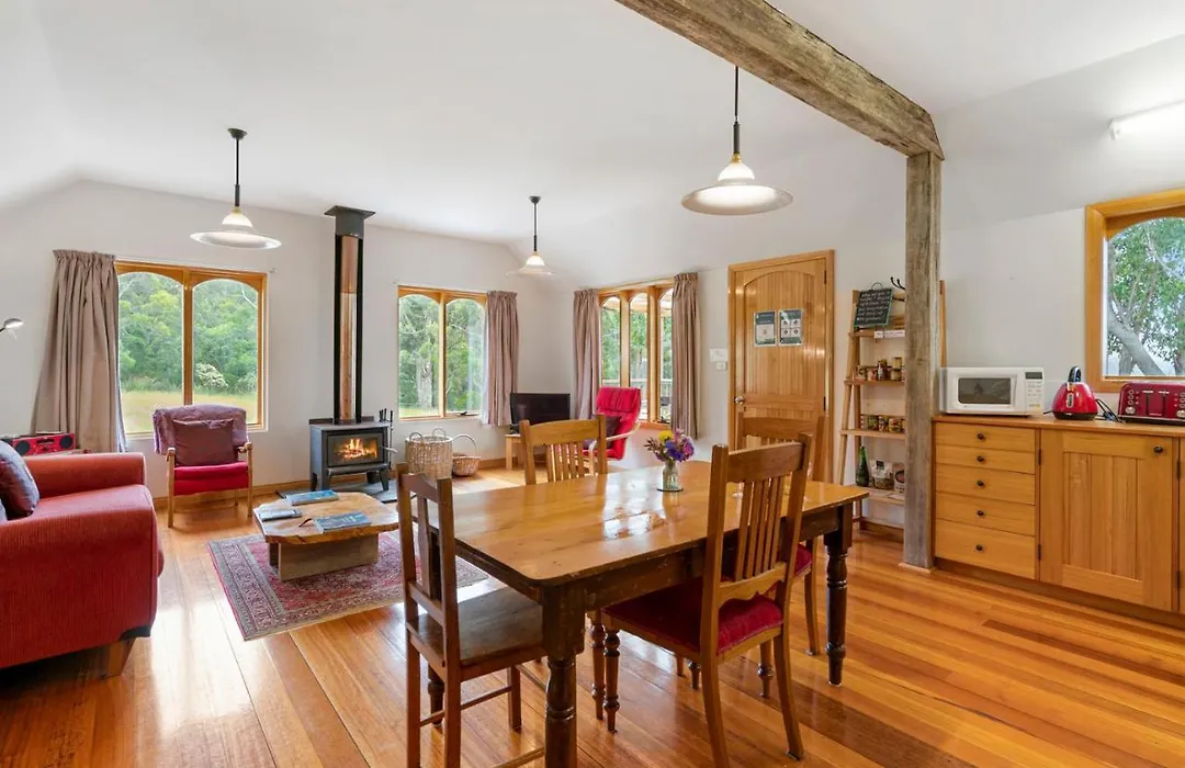 Wine Loft - Cosy Country Retreat With Ocean Views-1