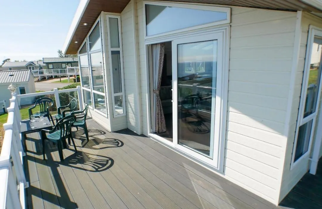 Luxury 3 Bed 2 Bath Lodge With Sea Views!-1