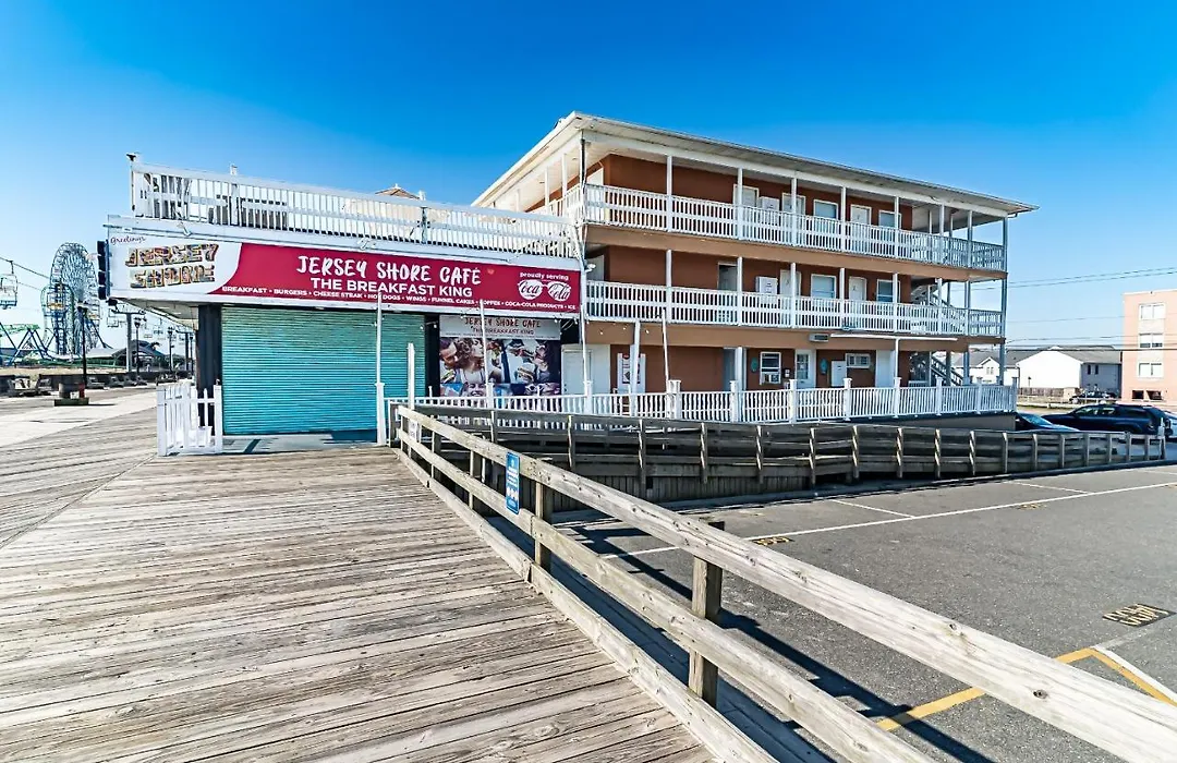 Boardwalk Hotel Charlee & Apartments Beach Hotel Oceanfront-1