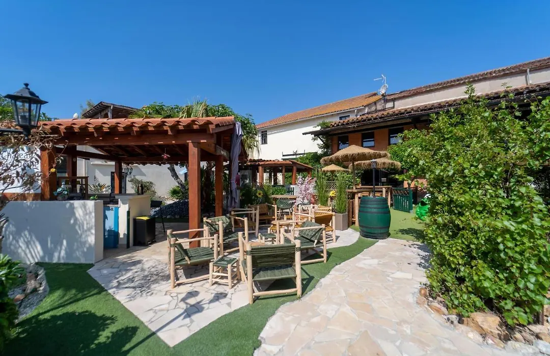 Gîte Imagine Roussillon Résidence Privée avec Piscine - 8 personnes-1