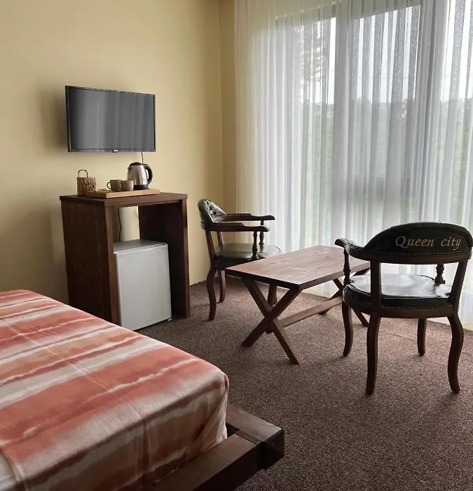 Queen City Hotel & Bungalov-1