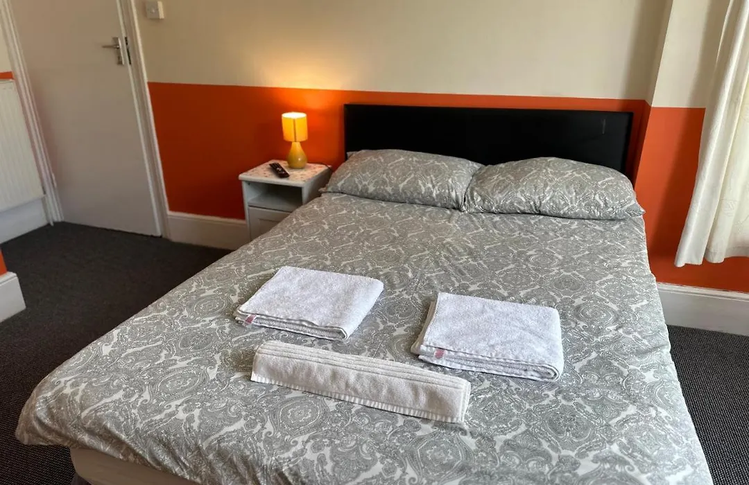 Malvern Lodge Guest House- Close To Beach, Train Station & Southend Airport-1