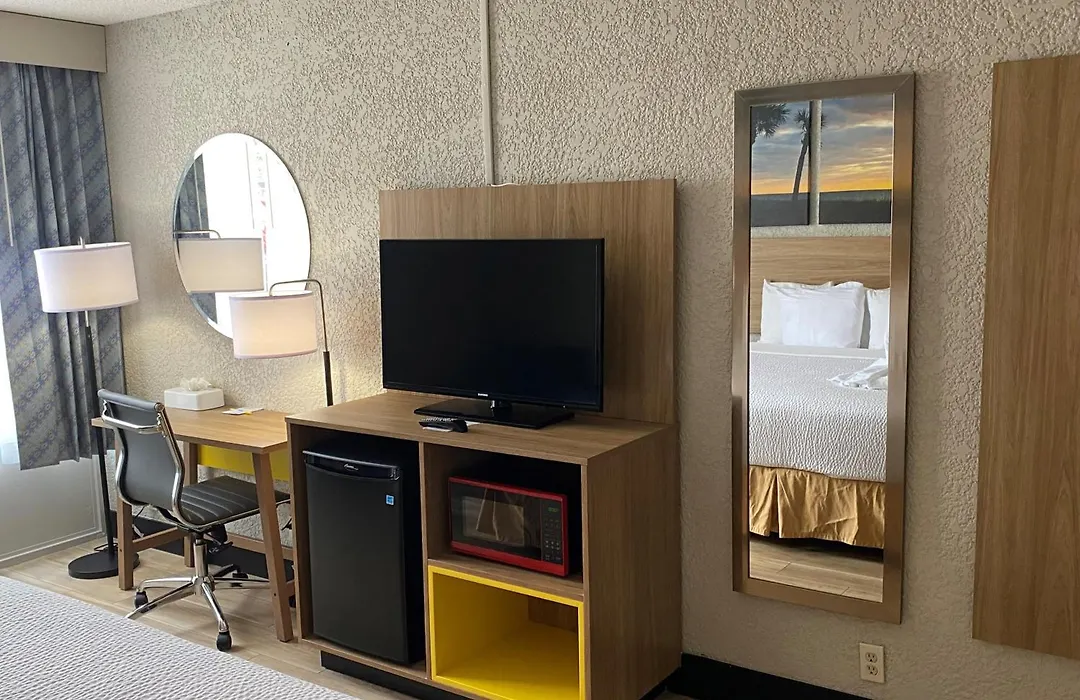 Days Inn & Suites By Wyndham Fort Pierce Midtown-1