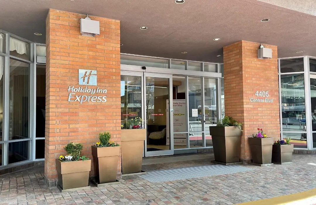 Holiday Inn Express Vancouver-Metrotown-1