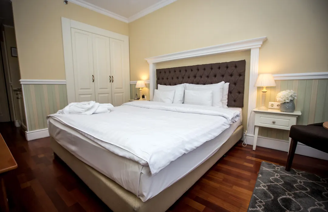 Queen's Court Hotel&Residence-1
