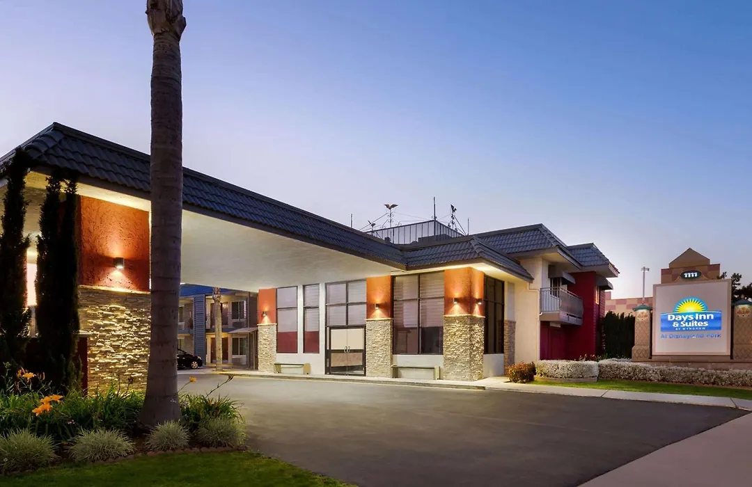 Days Inn & Suites By Wyndham Anaheim At Disneyland Park-1