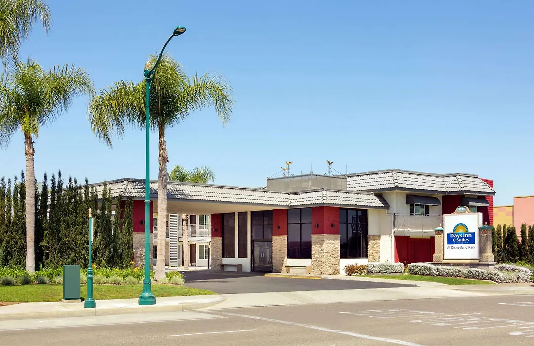 Days Inn & Suites By Wyndham Anaheim At Disneyland Park-1