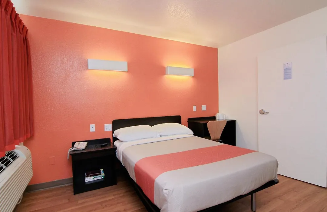 Motel 6 Old Town Scottsdale Fashion Square-1