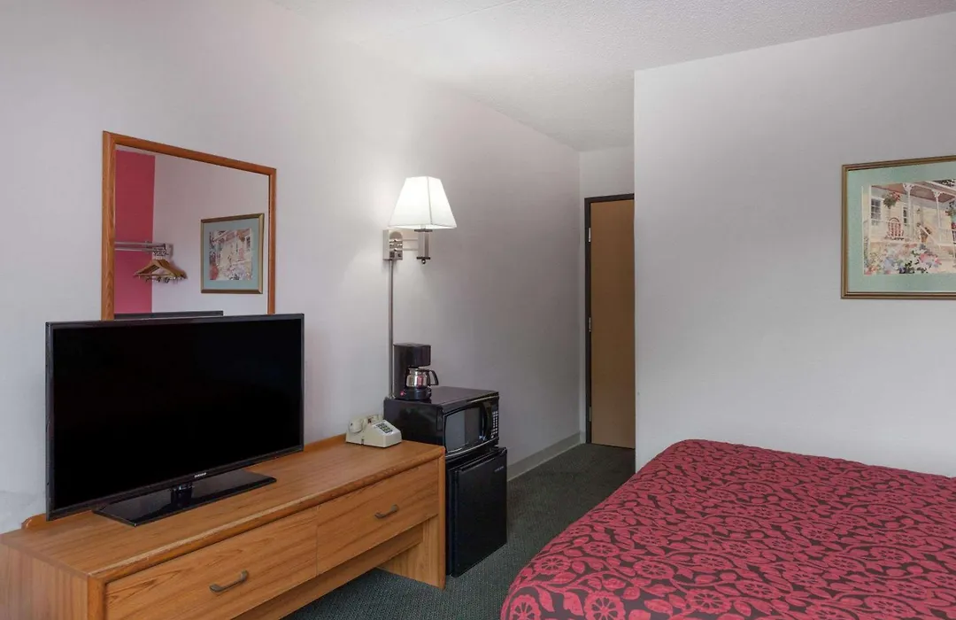 Days Inn By Wyndham Mason City-1