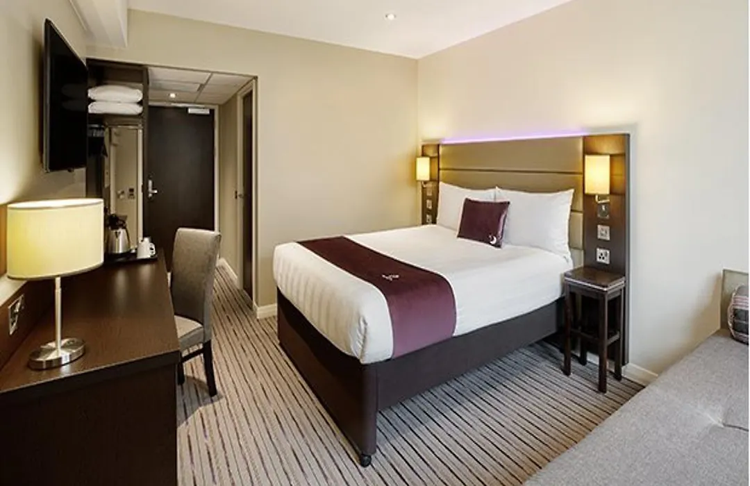 Premier Inn Wokingham Town Centre-1