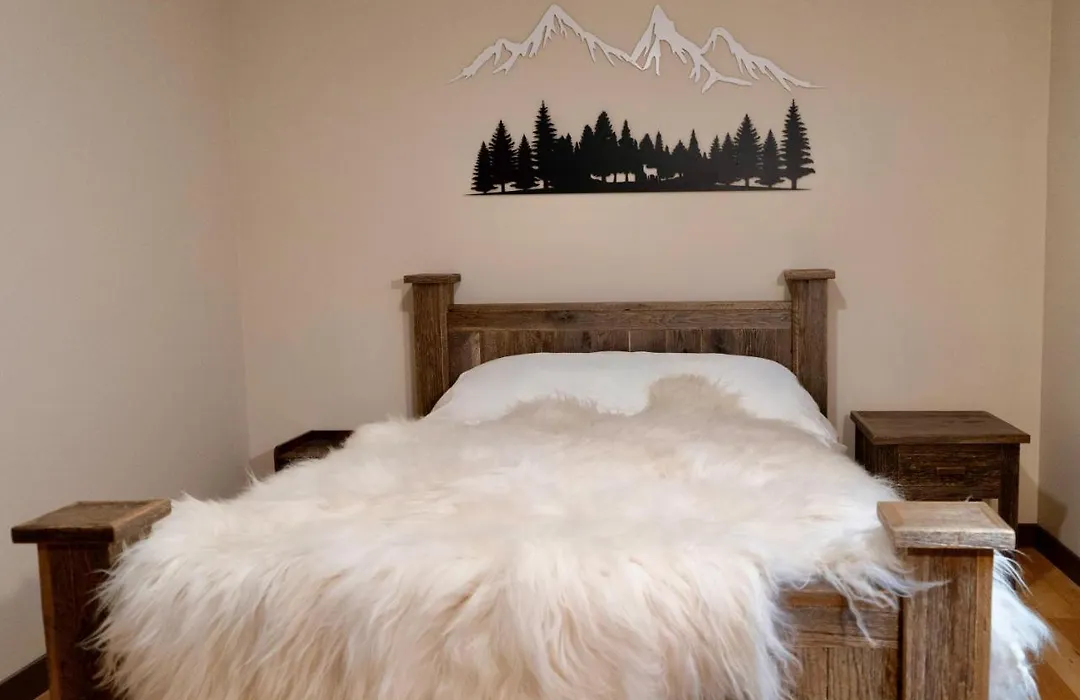 Romantic Luxury Retreat With Private Sauna & Spa, Pet Friendly, Elkside Hideout B&B-1