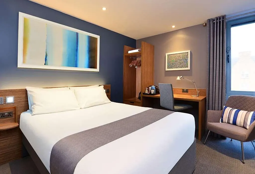 Travelodge London Central Bank-1