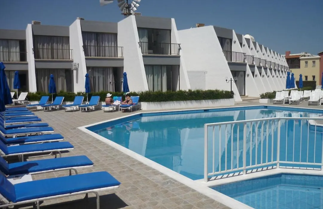 Penelope Beach Hotel Apts-1
