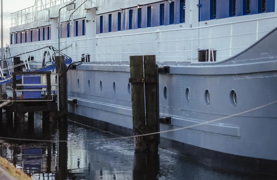ARCONA - Übernachten auf dem Wasser - direkt am Bontekai-1