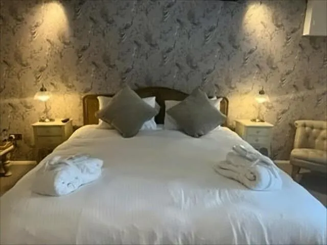 Bert'S Rooms At The Black Horse Inn-1