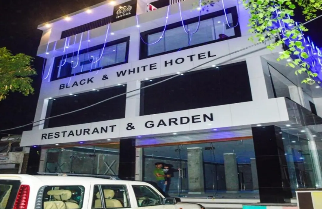 Hotel Black And White Restaurant Garden, Pali-1