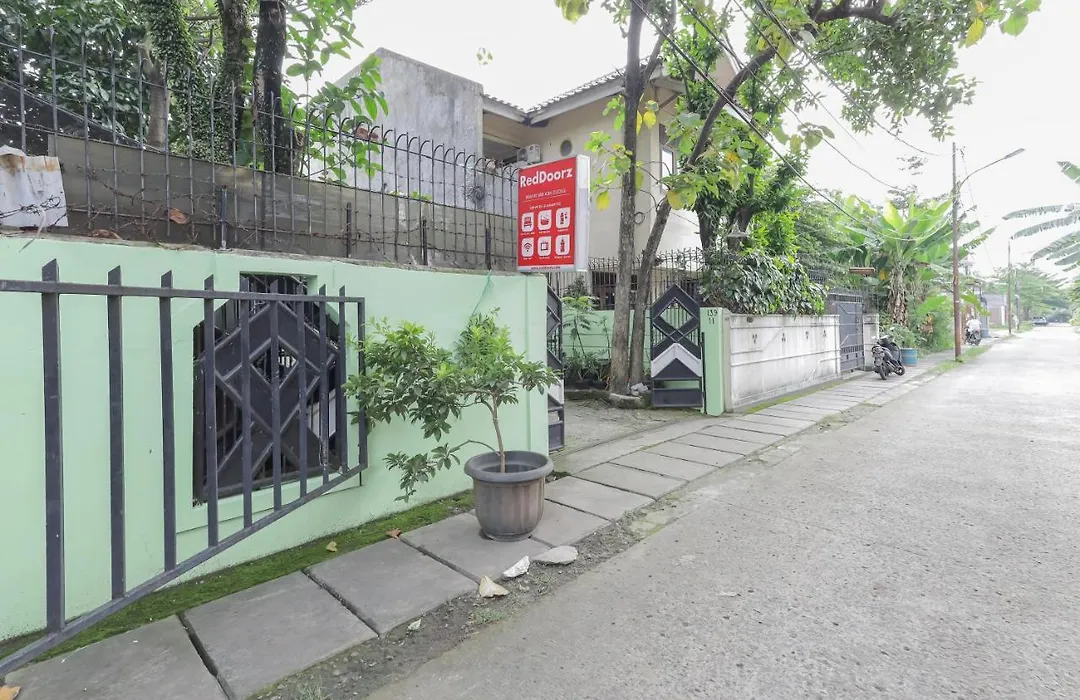 Reddoorz Near Rs Sari Asih Ciledug-1
